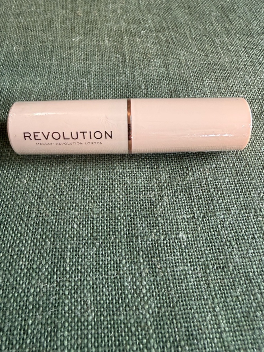 Makeup Revolution Foundation Stick – Shade F9